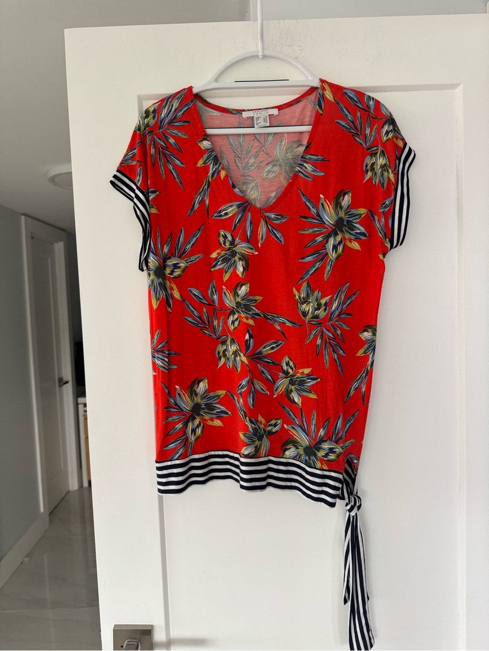 LASCANA/VENUS Made In Turkey Bright Red Floral V-Neck Tie-Hem Top. Size M